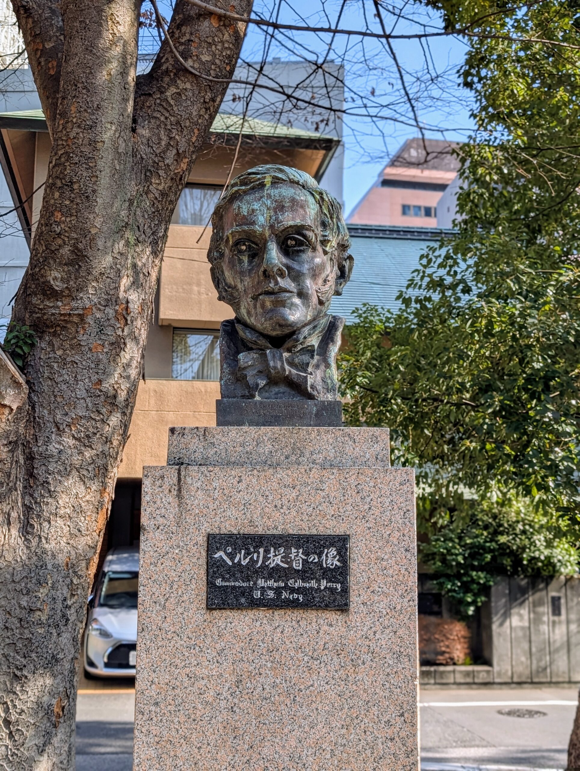 ペルリ提督の像