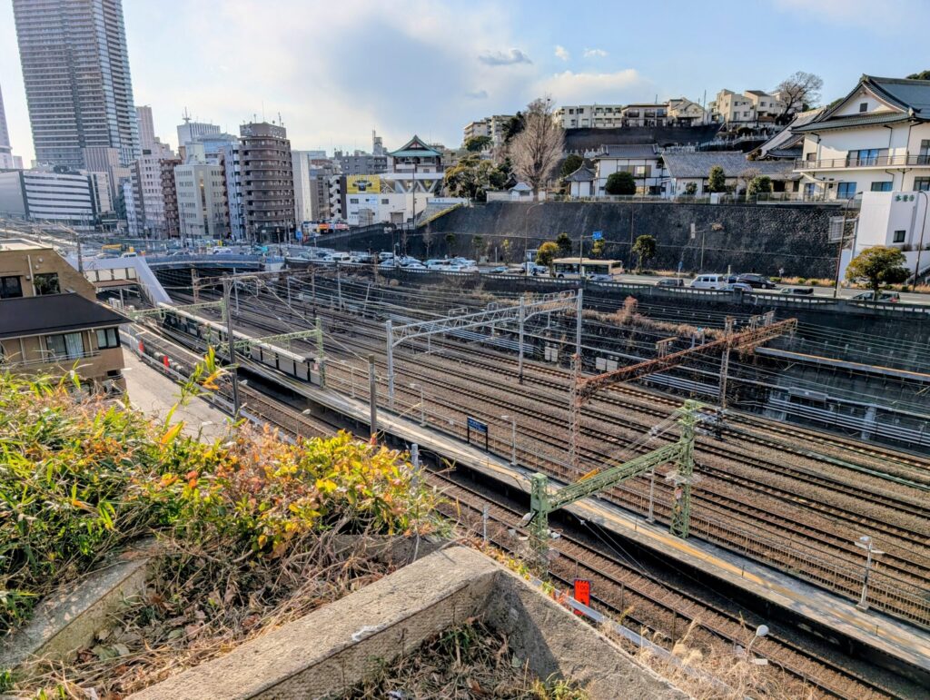 権現山城跡から望むJR東海道線や京急神奈川駅付近