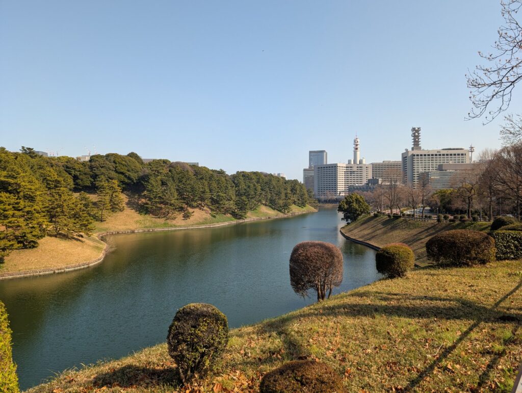 三宅坂から見渡す桜田濠