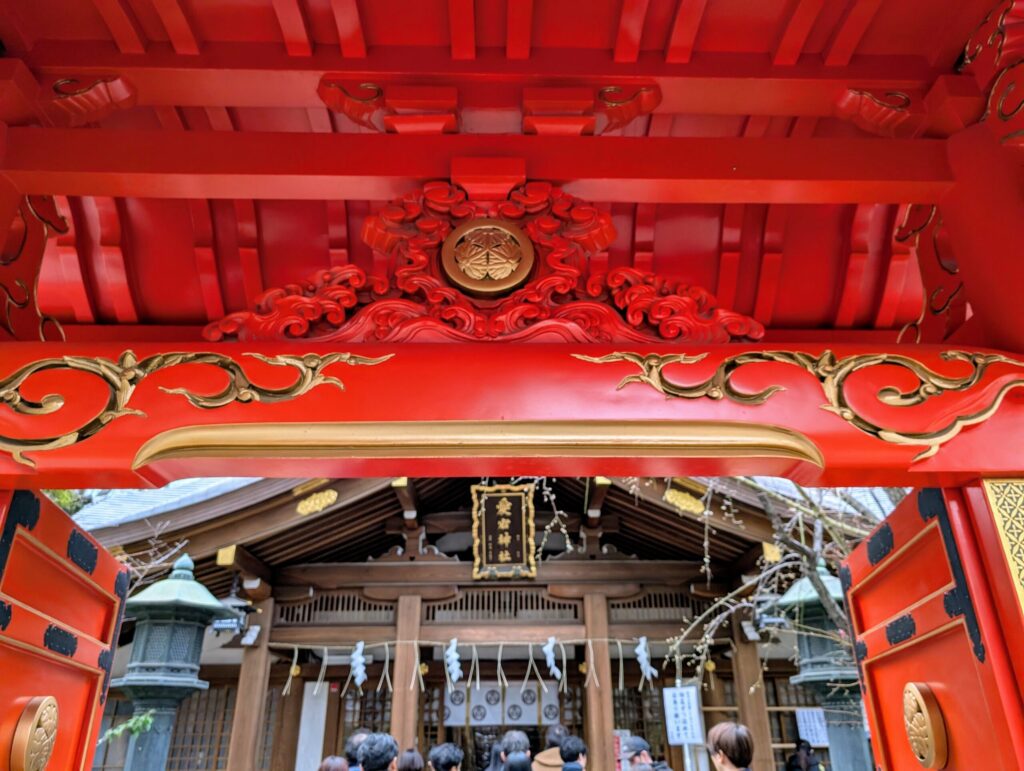 愛宕神社　丹塗りの門
三つ葉葵　家紋　徳川家