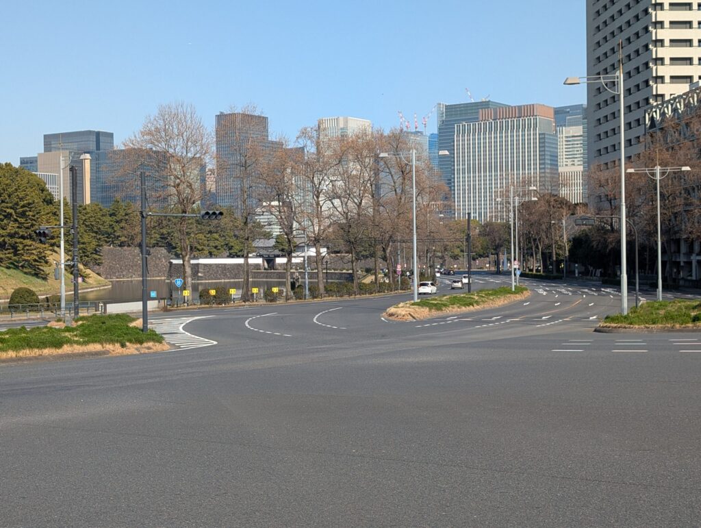 国会前交差点より桜田門方面を望む