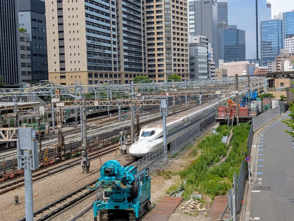 JR田町駅　芝浦口のデッキから見る新幹線