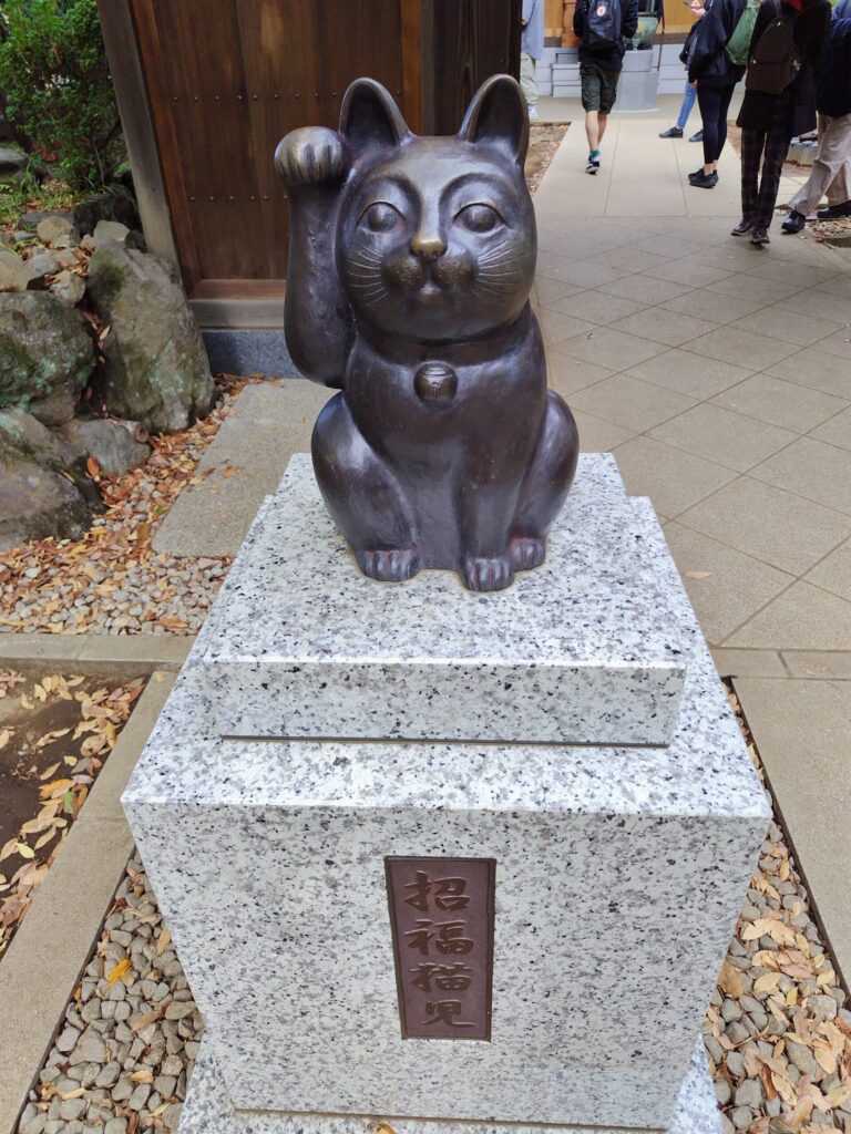 豪徳寺の招福殿の前の招き猫像