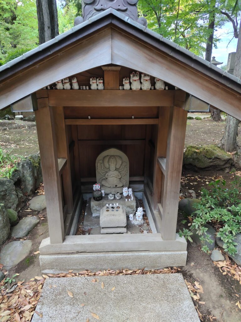 豪徳寺の仏様の周りに招き猫