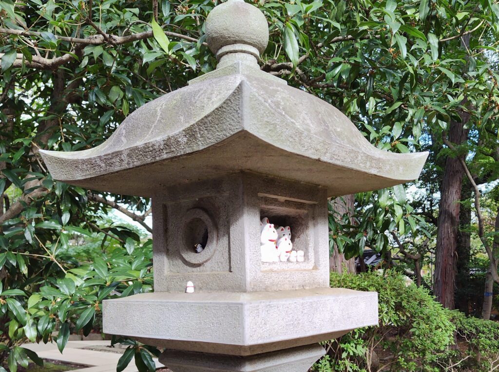 豪徳寺の燈籠に招き猫