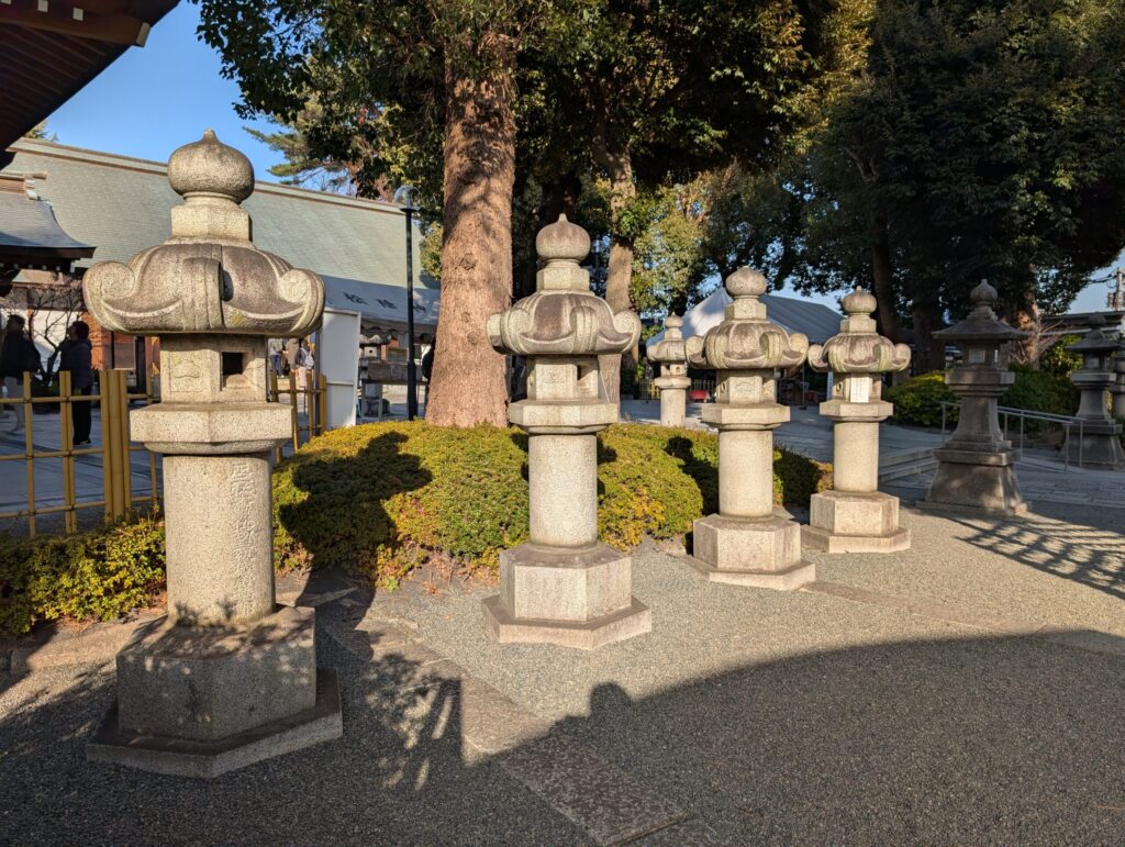 松陰神社(世田谷区)
石灯籠