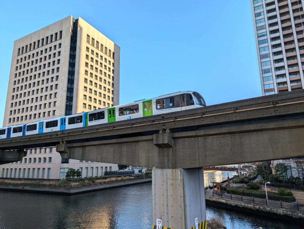 芝浦　渚橋から見る東京モノレール