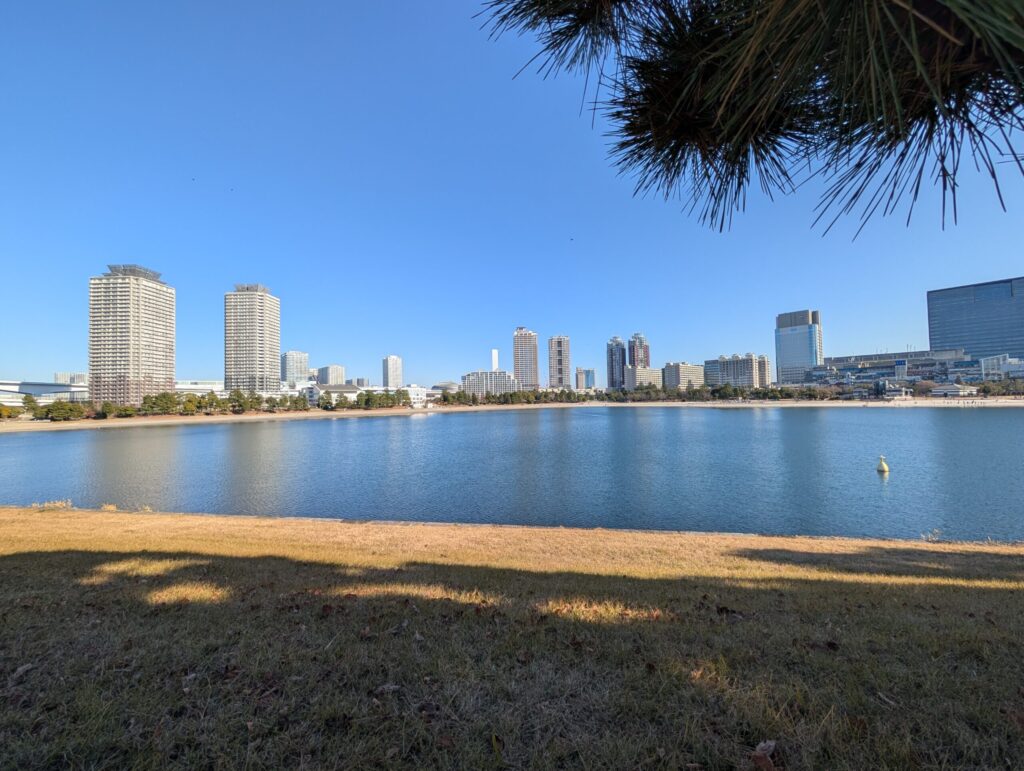 台場公園（第三台場）からお台場海浜公園を望む