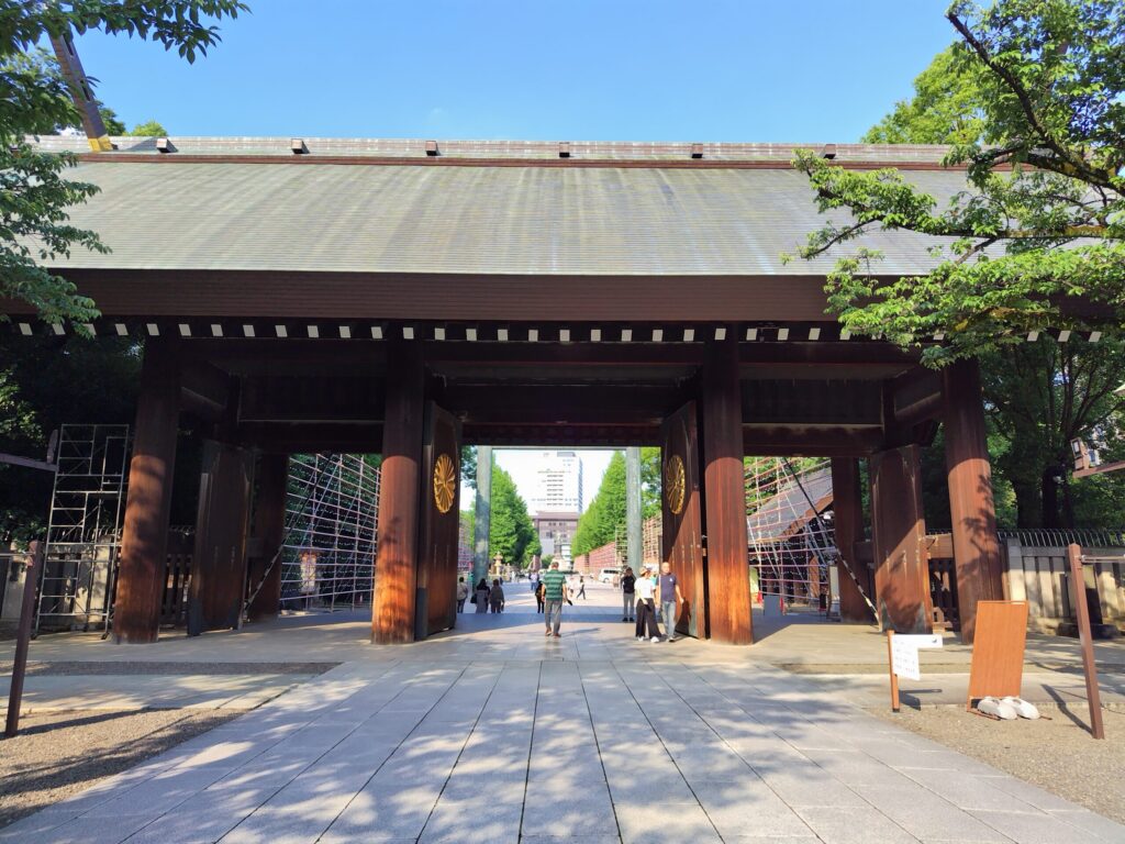 靖国神社の神門
菊花の紋章