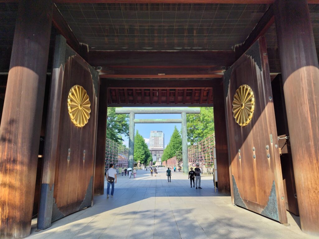 靖国神社の神門
菊花の紋章