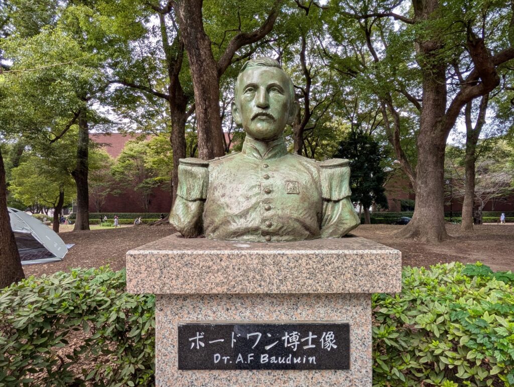 ボードワン博士像