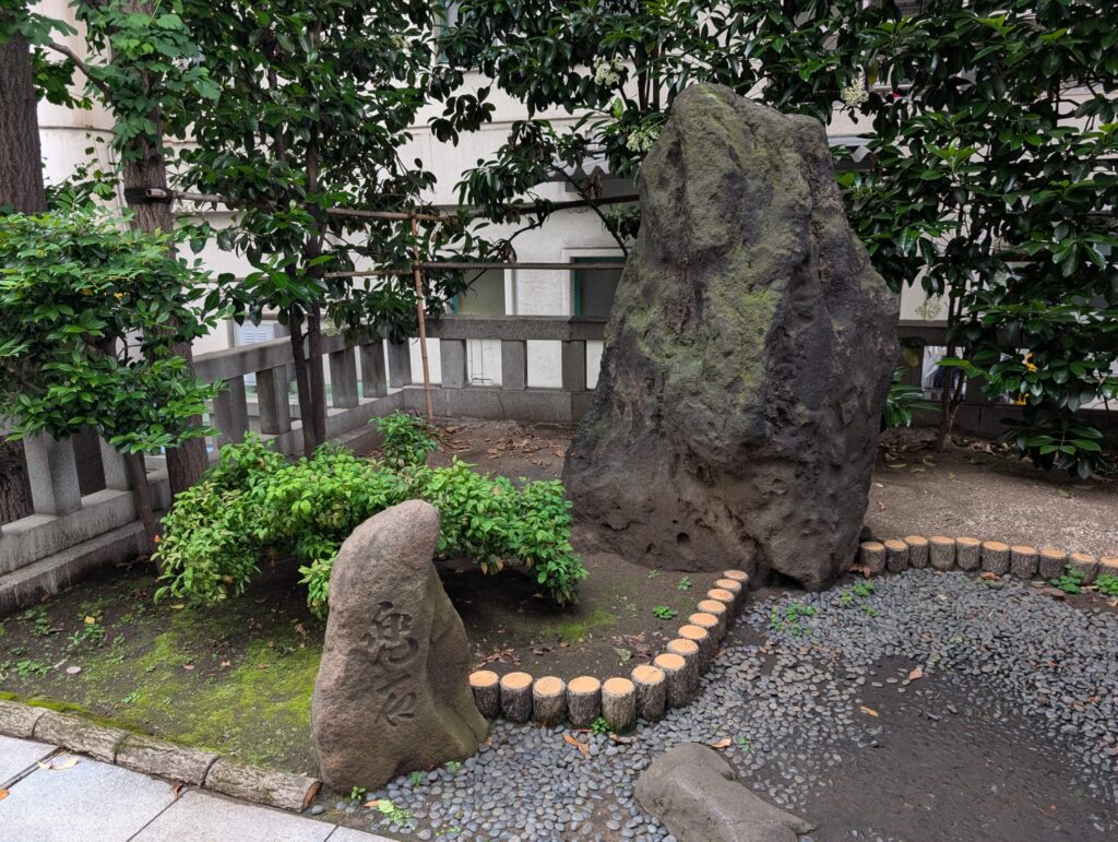 兜神社
兜岩