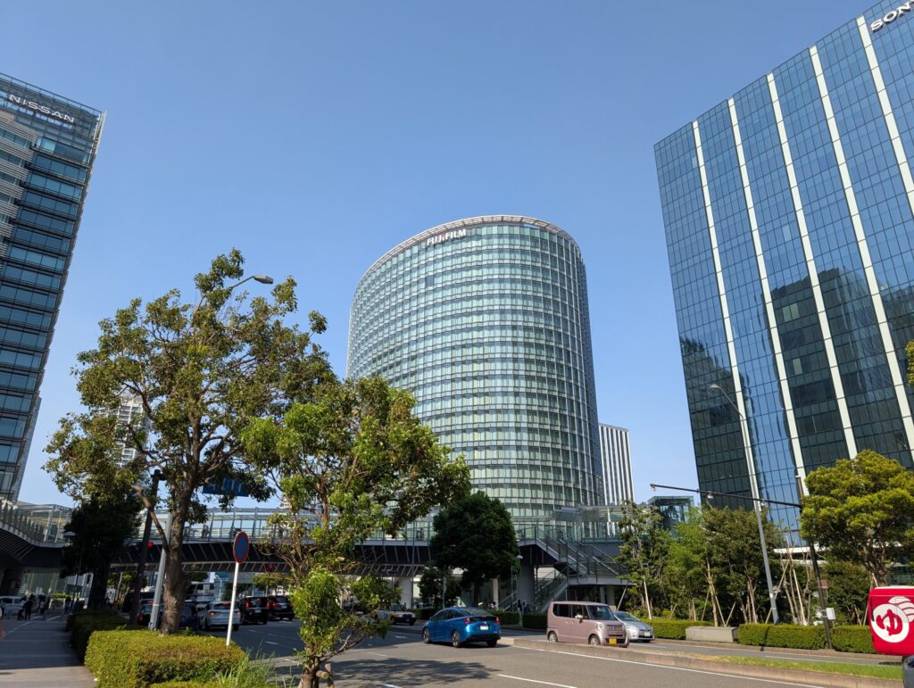 新高島駅前のオフィスビル群