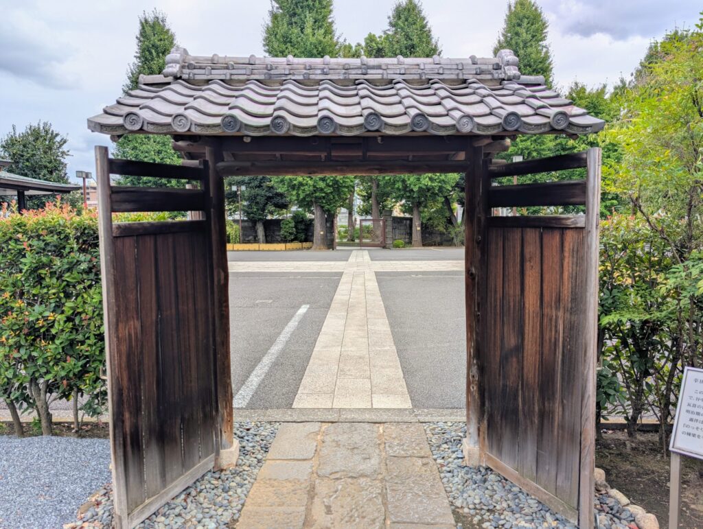 寛永寺開山堂（両大師）にある幸田露伴の旧宅から移築した門