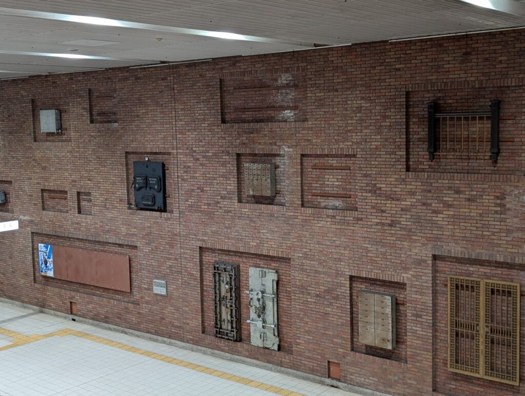 馬車道駅の壁面