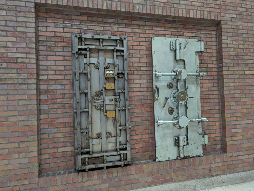 旧横浜銀行本店別館の金庫室扉
馬車道駅の壁面