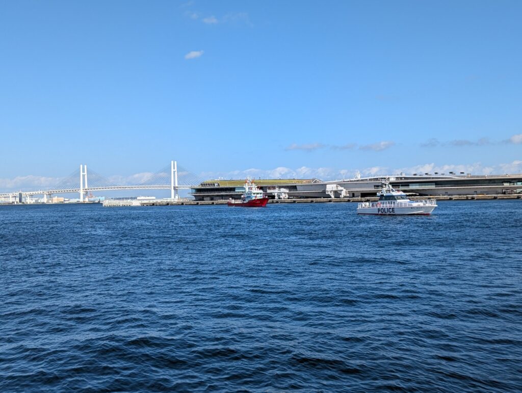 赤レンガパークの遊歩道からの眺め
横浜ベイブリッジと大さん橋