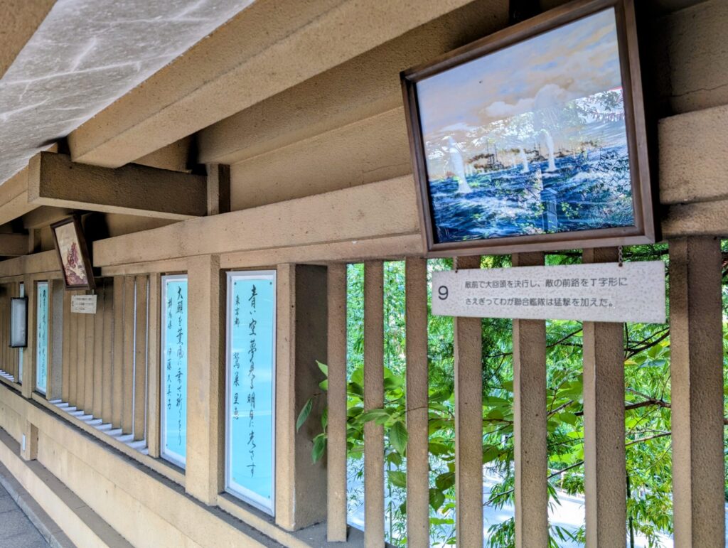 東郷神社（原宿）
本殿を囲む瑞垣の上部には東郷平八郎の生い立ちや功績を紹介するパネル展示