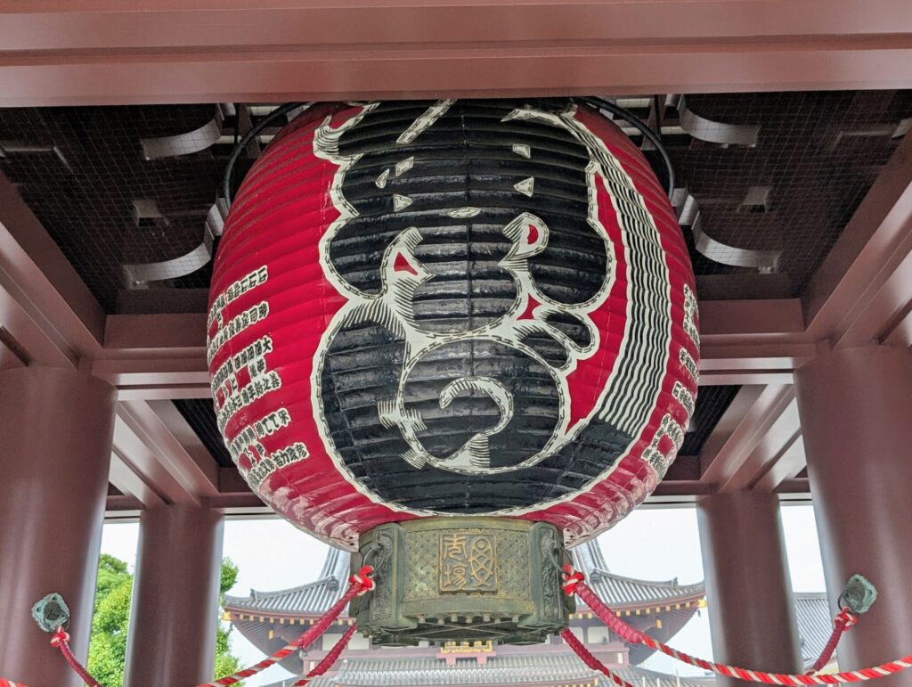 川崎大師の大提灯「魚がし」
東京築地魚がし講から奉納されたもの