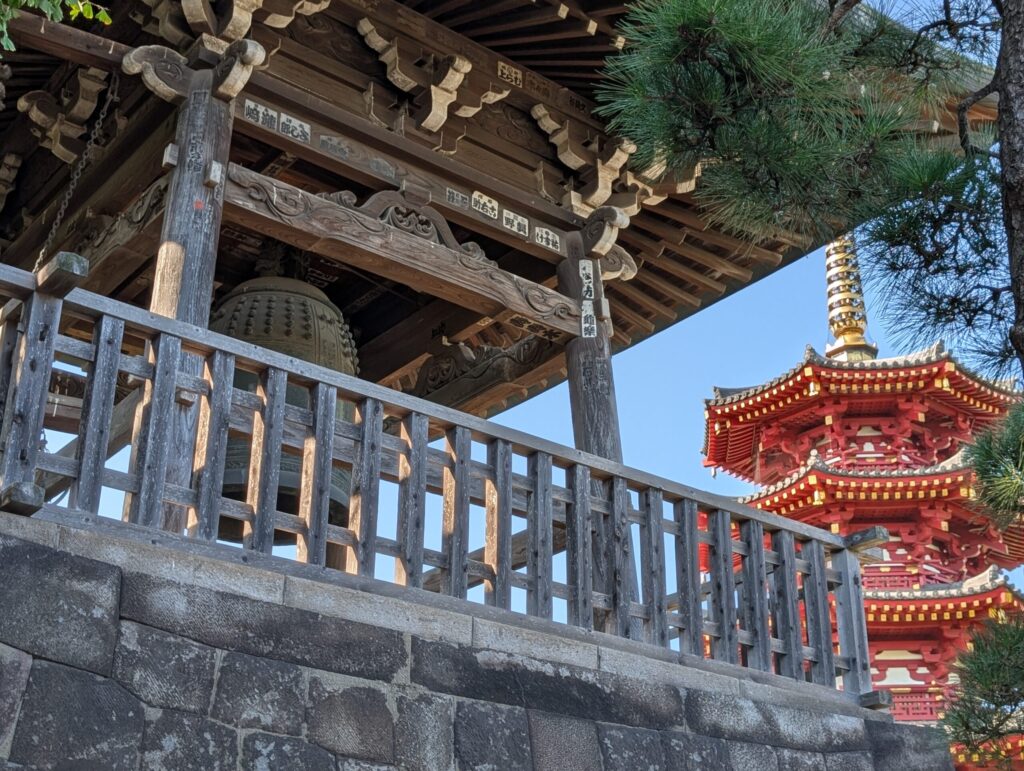 川崎大師の鐘楼堂と六角五重塔