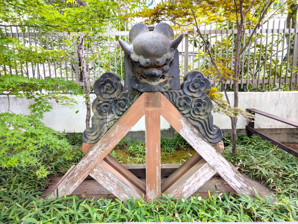 （左）寛永寺根本中堂鬼瓦　・　（右）旧本坊表門鬼瓦「阿」形