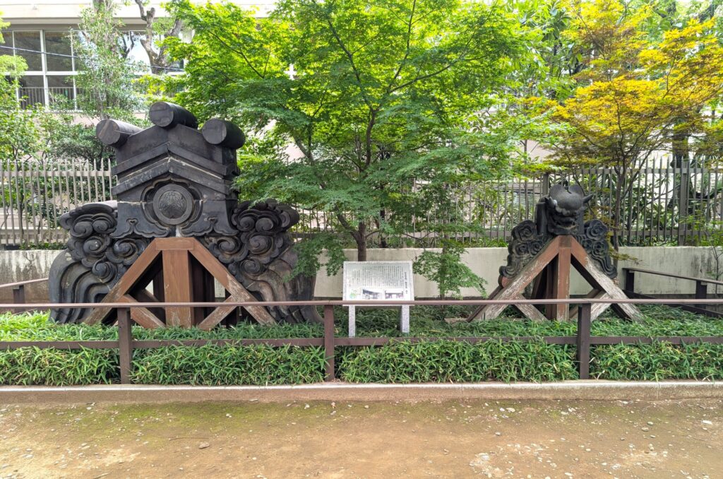 （左）寛永寺根本中堂鬼瓦　・　（右）旧本坊表門鬼瓦「阿」形