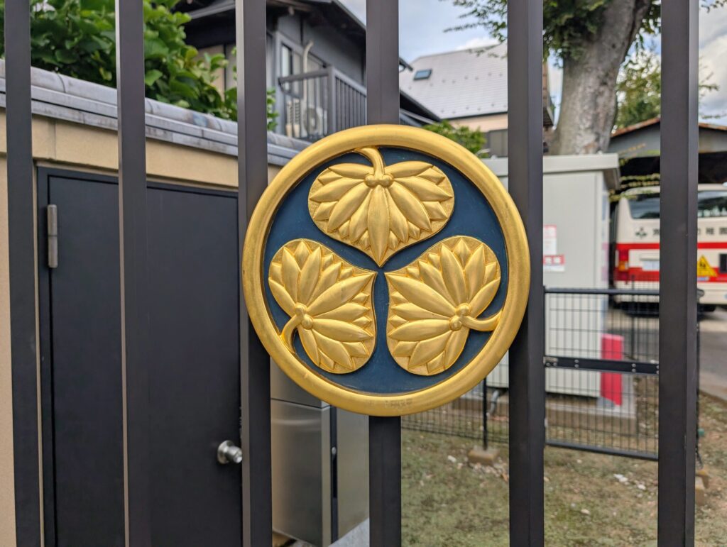 寛永寺通用門
三つ葉葵の御紋