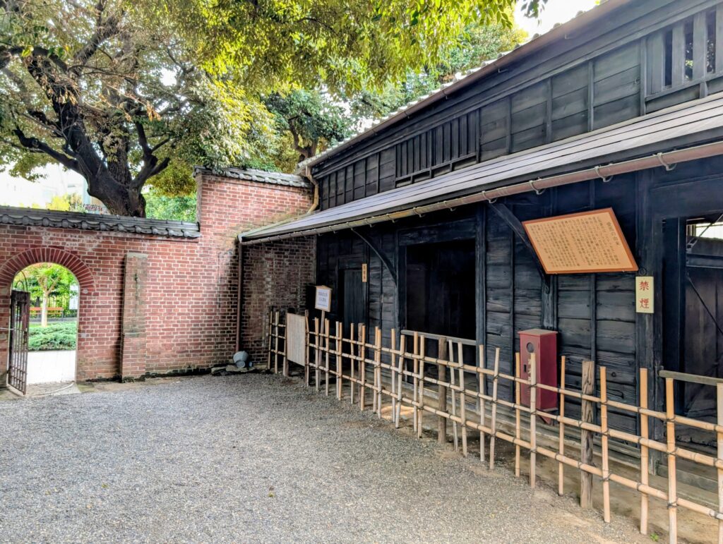 旧乃木邸と乃木公園の間の扉