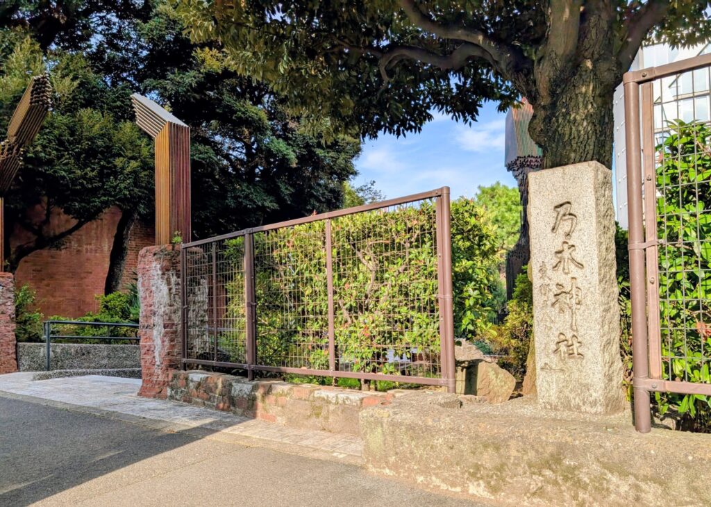 乃木公園の入口付近にある乃木神社の社号標
東郷平八郎書