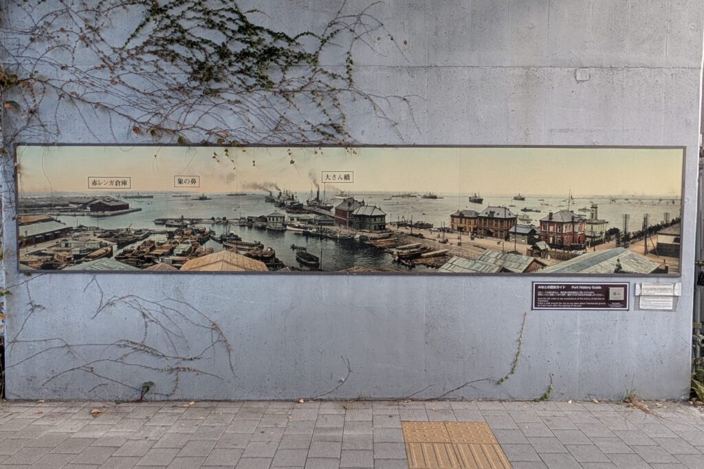 山下臨港線プロムナードの橋脚部分に描かれている明治43年（1910年）頃の横浜港