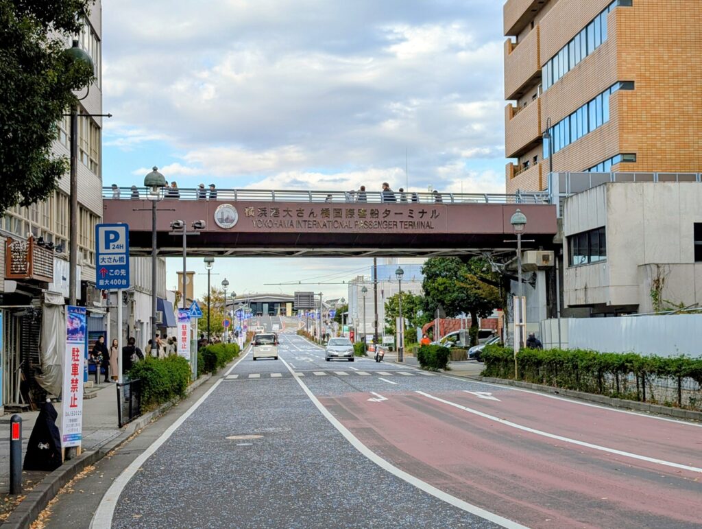 山下臨港線プロムナードと大さん橋へ向かう道