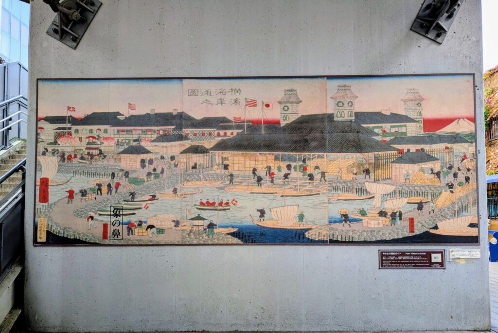 山下臨港線プロムナードの橋脚部分に描かれている明治３年（1870年）頃の横浜港