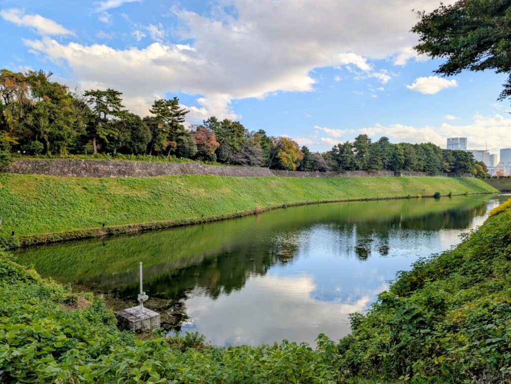 千鳥ヶ淵交差点から見える半蔵濠