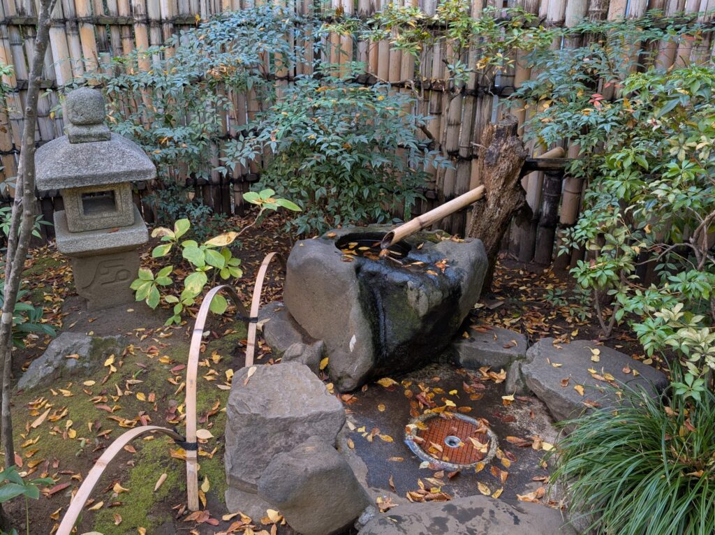 横浜公園の彼我庭園の蹲踞