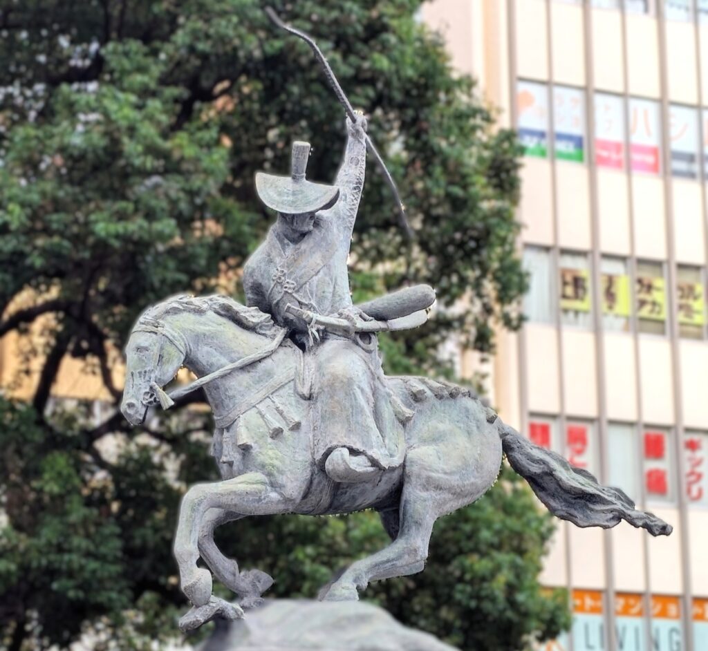日暮里駅前にある太田道灌の銅像