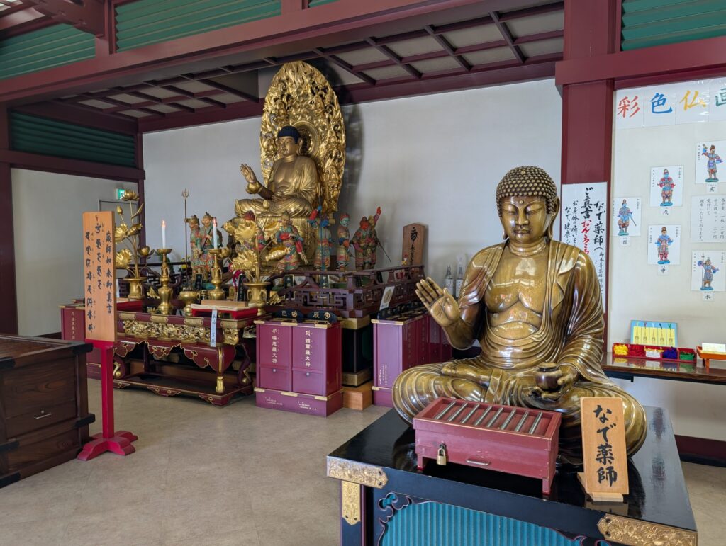 川崎大師の薬師殿の薬師瑠璃光如来尊像となで薬師像