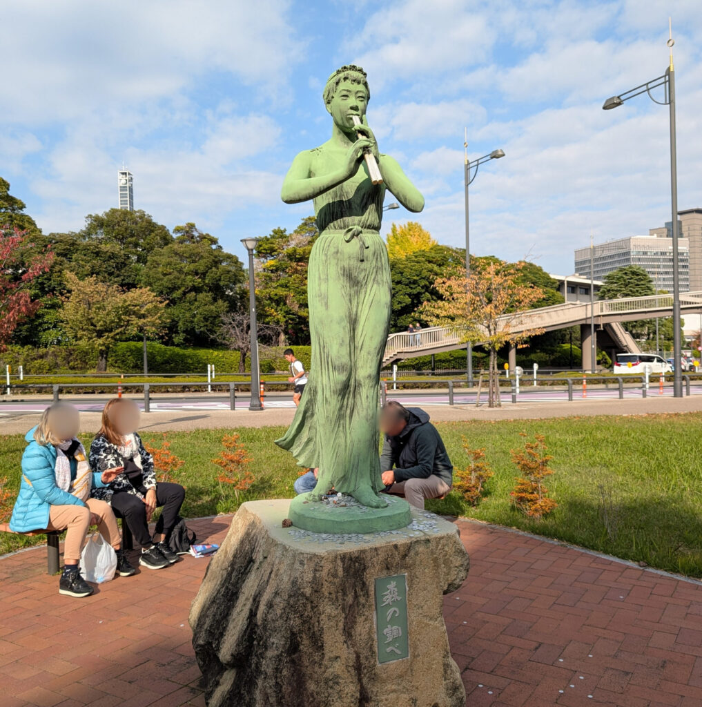 「乾濠小公園」の「森の調べ」の銅像