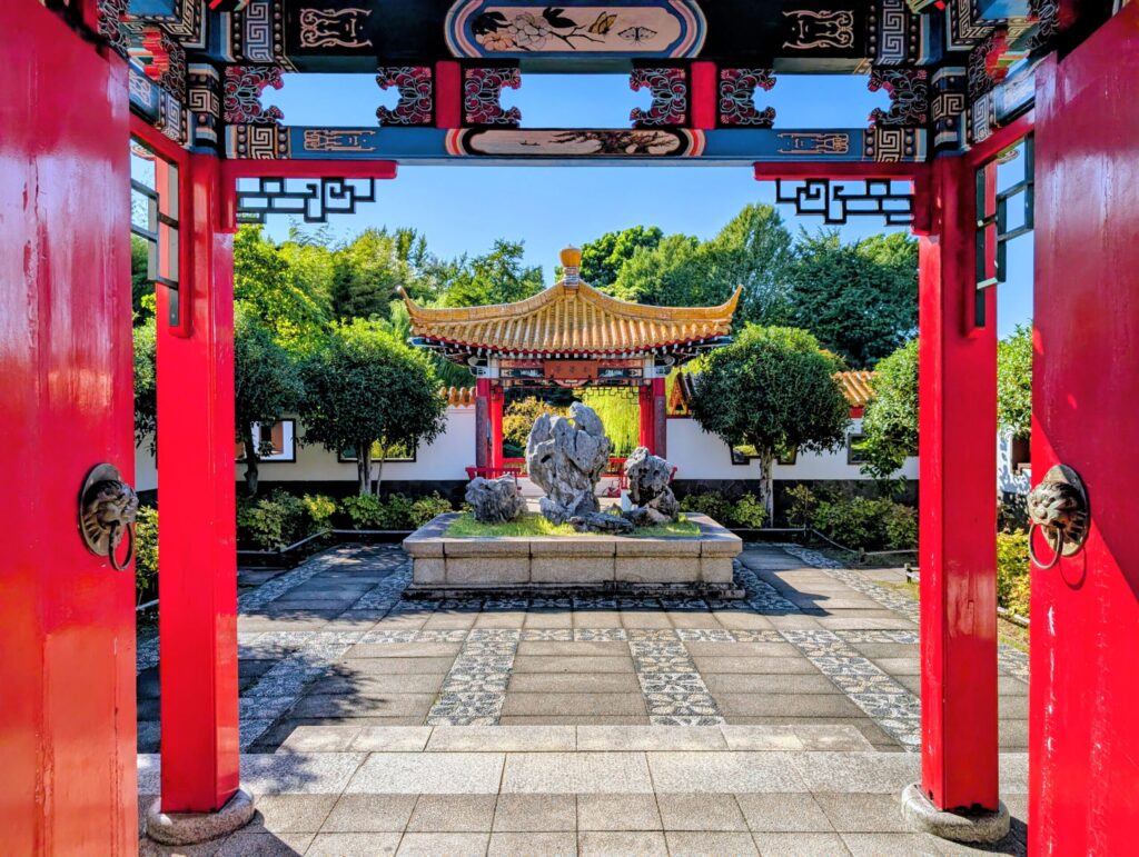 川崎市大師公園の瀋秀園の入口