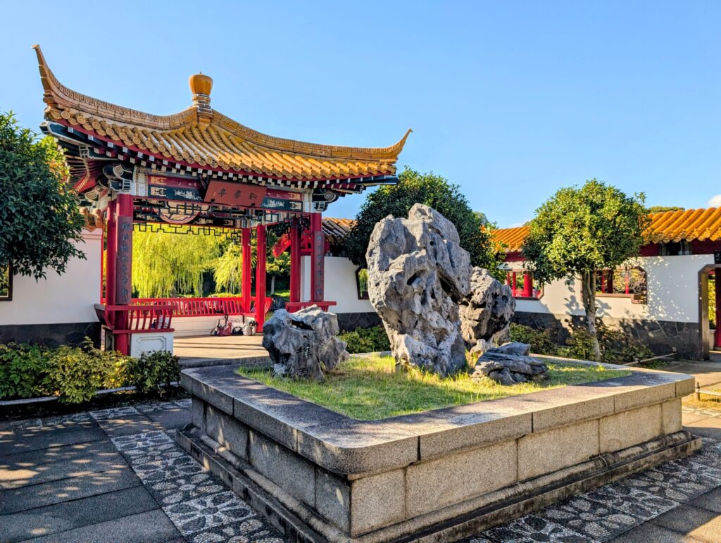川崎市大師公園の瀋秀園の太湖石と知春亭
