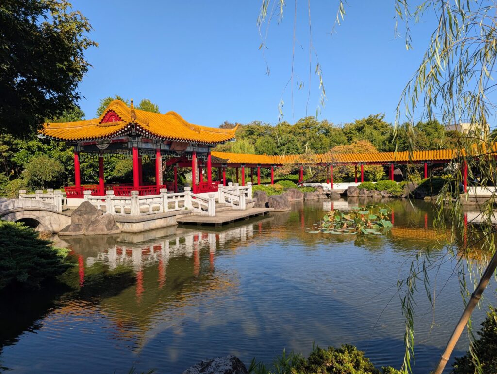 川崎市大師公園の瀋秀園の藕香榭