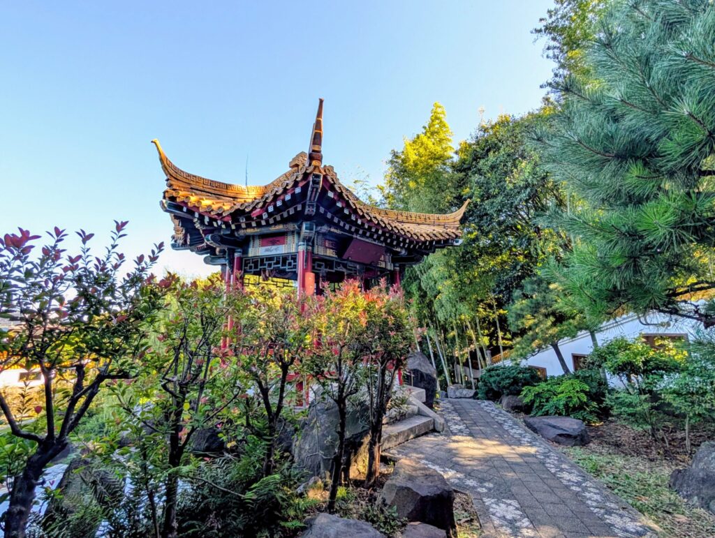 川崎市大師公園の瀋秀園の攬翠亭