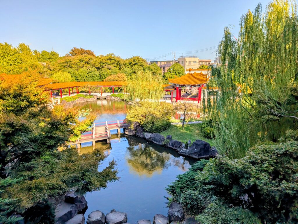 川崎市大師公園の瀋秀園の攬翠亭からの景色