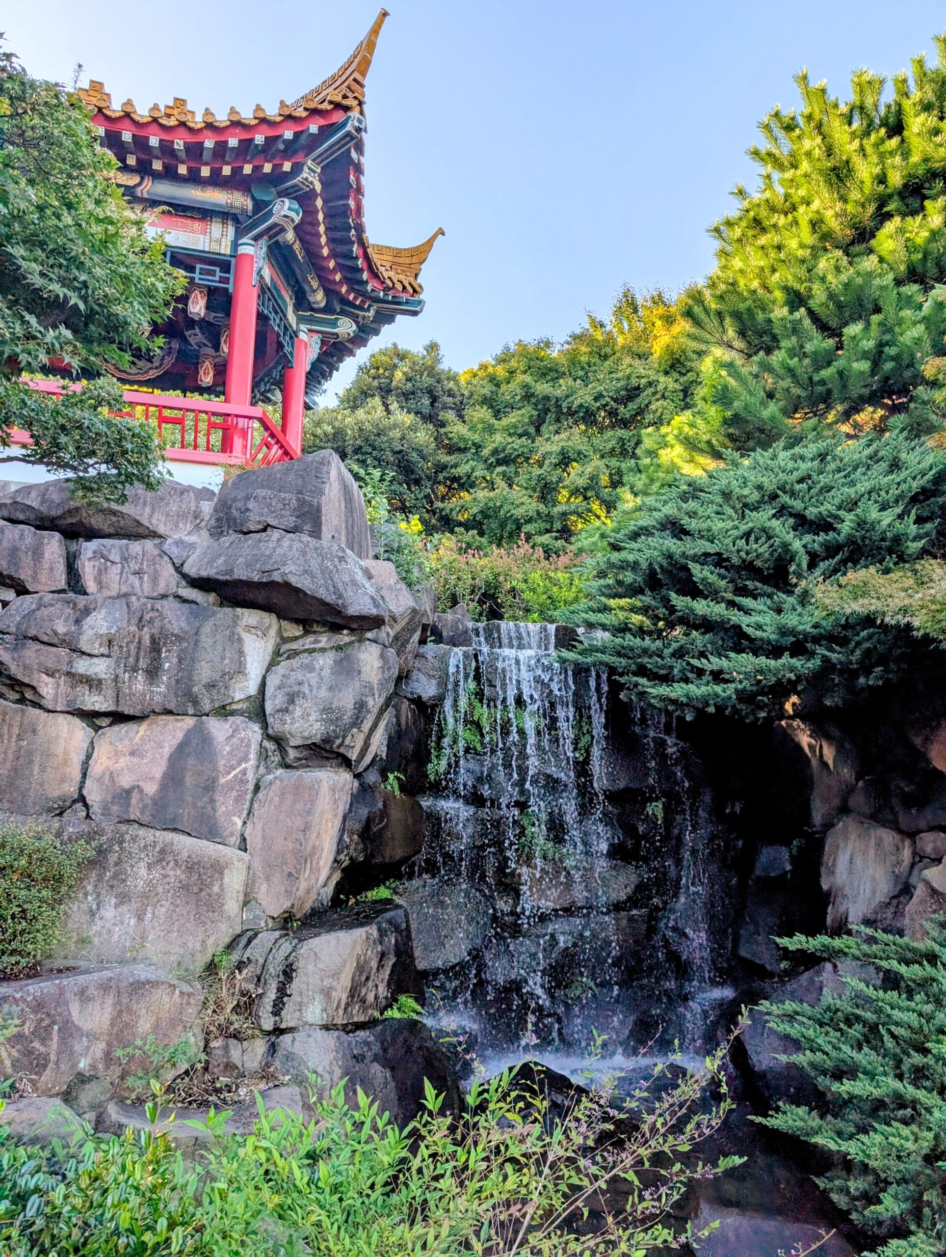 川崎市大師公園の瀋秀園の攬翠亭と滝