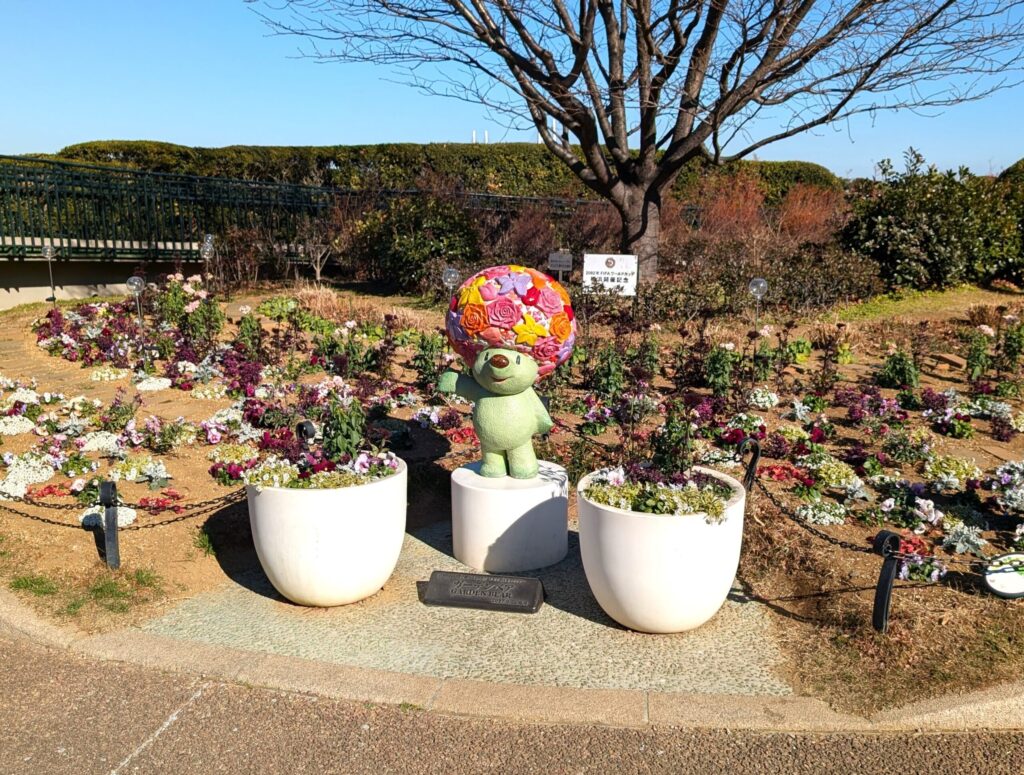 2017年に横浜で開催された「全国都市緑化よこはまフェア」（通称：ガーデンネックレス横浜）の公式マスコット「ガーデンベア」