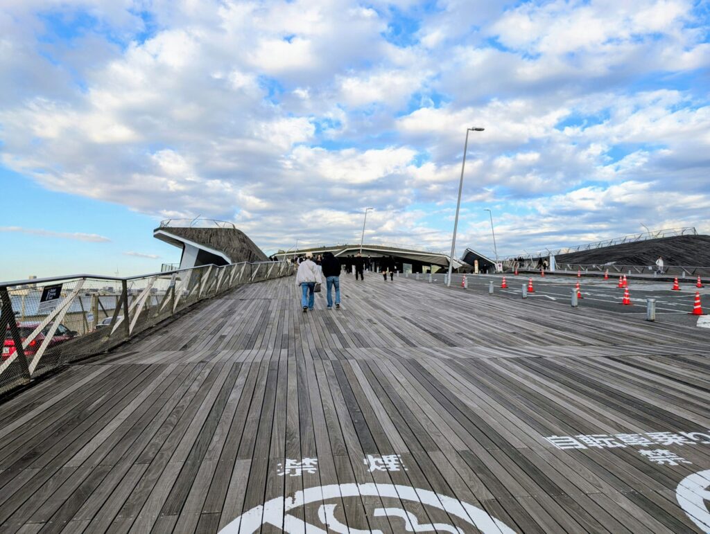 「横浜港大さん橋国際客船ターミナル」