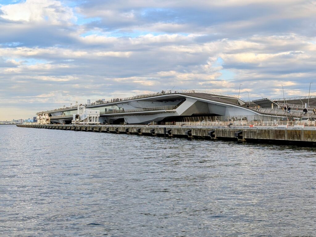 「横浜港大さん橋国際客船ターミナル」