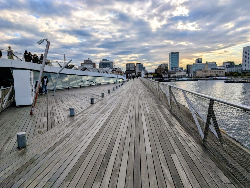 「横浜港大さん橋国際客船ターミナル」