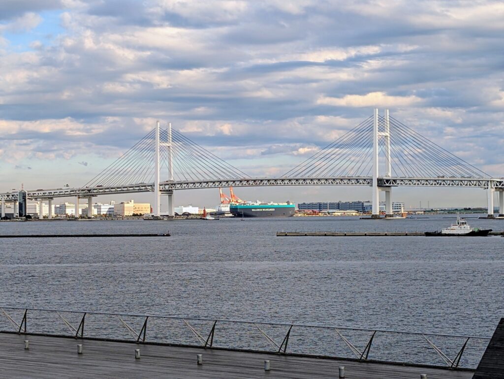 大さん橋から横浜ベイブリッジ方面の眺望