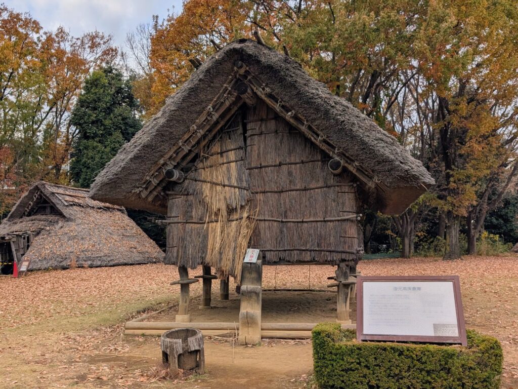 大塚遺跡の高床倉庫