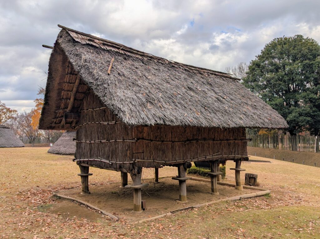 大塚遺跡の高床倉庫